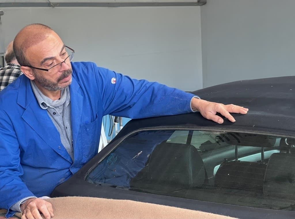 Prüfung eines Cabrio-Verdecks in der GH Polsterei Werkstatt
